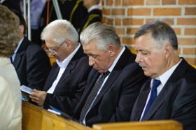 A teraz coś z polskiego podwórka: Andrzej Jak-Można-Zgwałcić-Prostytutkę-Ha-Ha-Ha Lepper. Skandal, jaki wybuchł po ujawnieniu w mediach afery 'praca za seks' był początkiem końca Samoobrony. Na zdj. podczas modlitwy w kościele.