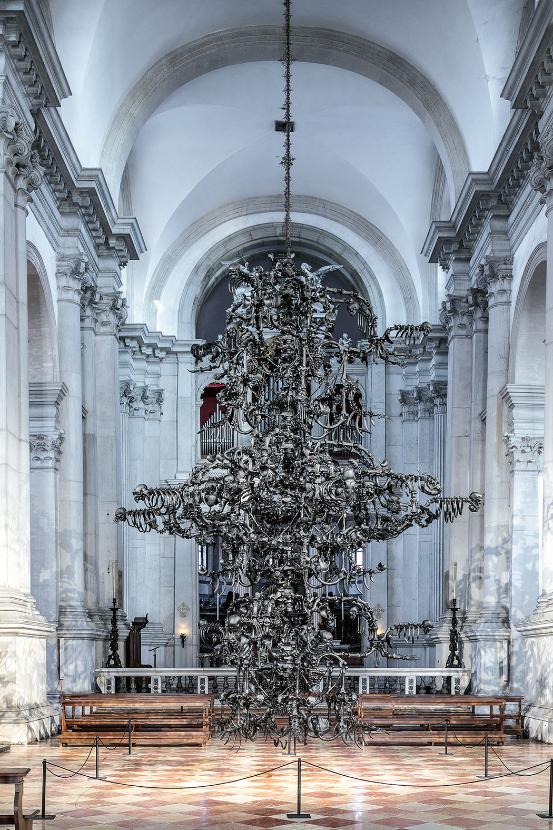La Commedia Umana. Żyrandol składający się z ponad 2 tys. elementów z czarnego szkła wymyślił chiński artysta Ai Weiwei. W 2022 r. rzeźbę zawieszono w bazylice na weneckiej wyspie San Giorgio Maggiore.