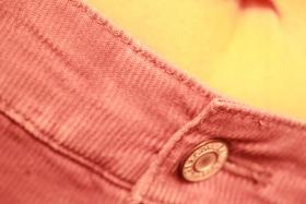 Guziki w spodniach są wykonane z niklu, zarówno w dżinsach, jak i innych rodzajach spodni. U osób, które noszą bieliznę z niskim stanem, metal ma bezpośredni kontakt ze skórą, wywołując małą, okrągłą, czerwoną wysypkę. Co może pomóc? Np. chowanie koszuli w spodniach lub pomalowanie tylnej ścianki guzika bezbarwnym lakierem do paznokci.