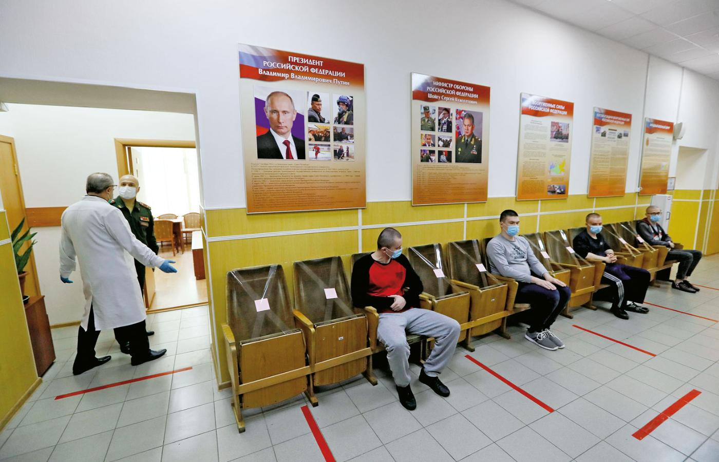 Służba wojskowa w Rosji jest obowiązkiem wszystkich mężczyzn. Na fot.: rekruci czekający na badania lekarskie.