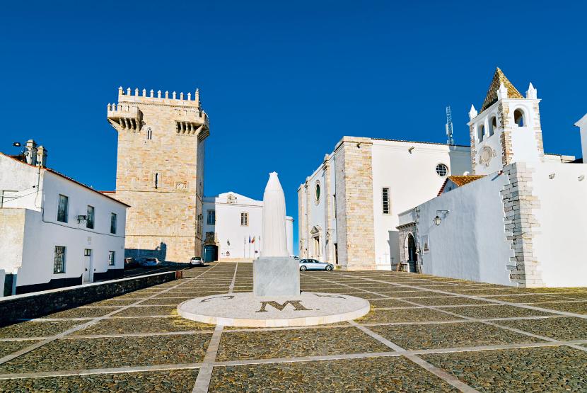 Wieża Trzech Koron na zamku królewskim w Estremoz, najsłynniejszym z „marmurowych miast”.