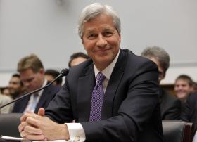 Prezes Jamie Dimon musiał zeznawać przed Kongresem, ale ocalił posadę.