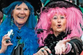 Przebierańcy na ulicach Santa Cruz.