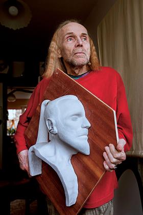 Tomasz Machciński – twórca i tworzywo; jest tym, kim się staje na zdjęciach, aktualnie to 17241 najróżniejszych ludzi w jednej osobie.