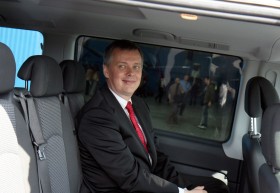 Minister obrony Tomasz Siemoniak podczas wizyty w zakładach w Świdniku, gdzie produkowane są śmigłowce.