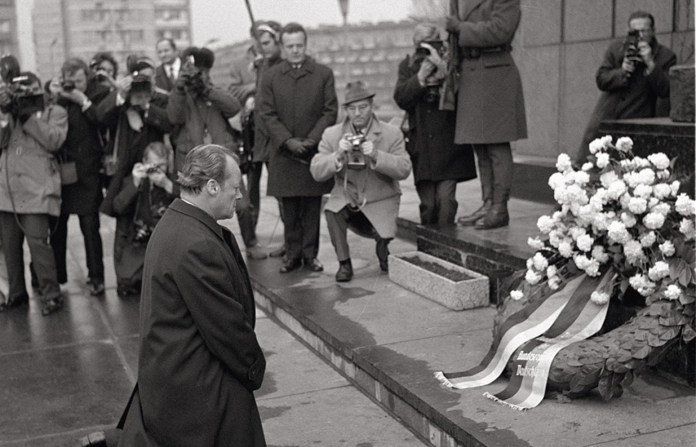 Willy Brandt przed pomnikiem Bohaterów Getta, Warszawa, 1970 r.