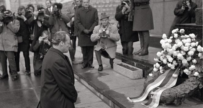 Willy Brandt przed pomnikiem Bohaterów Getta, Warszawa, 1970 r.