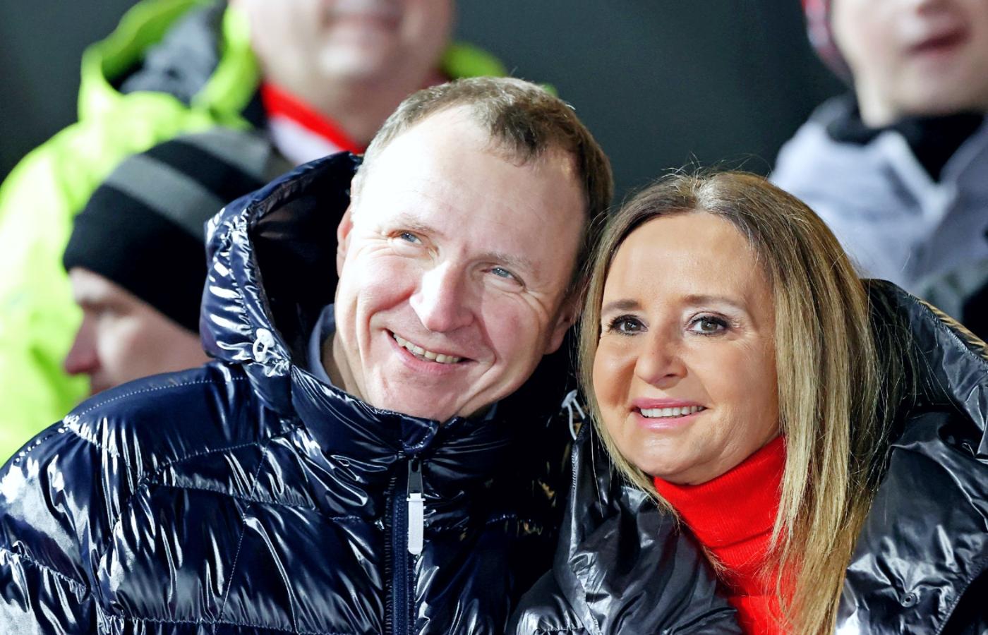 Prezes TVP Jacek Kurski z żoną na zawodach Pucharu Świata w skokach w Zakopanem w styczniu 2020 r. Na następne się chyba nie wybierze.