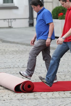 Ostatnie przygotowania w Pałacu Prezydenckim na przyjazd głów państw i gościa honorowego na „roboczy dinner”, jak o wieczornym spotkaniu mówił Bronisław Komorowski.