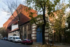 Obiekt ten jest wyrazisty, dominuje nad okolicą, ale nie przytłacza ani otoczenia, ani zabytkowego budynku, nad którym się wznosi.