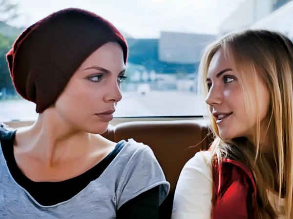 Karolina Gorczyca (z lewej) w tytułowej roli Agnieszki przynajmniej się starała.