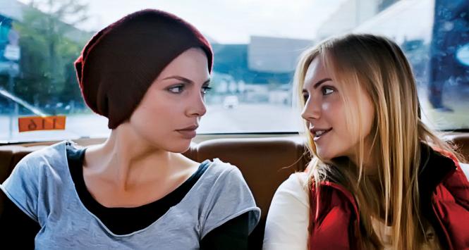 Karolina Gorczyca (z lewej) w tytułowej roli Agnieszki przynajmniej się starała.