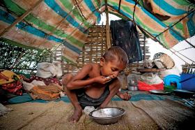 Szałas w jednym z rozrzuconych wokół Sittwe obozów dla Rohingjów.