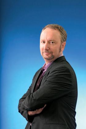 Mark Blyth pochodzi ze Szkocji, jest profesorem ekonomii politycznej na amerykańskim Brown University.