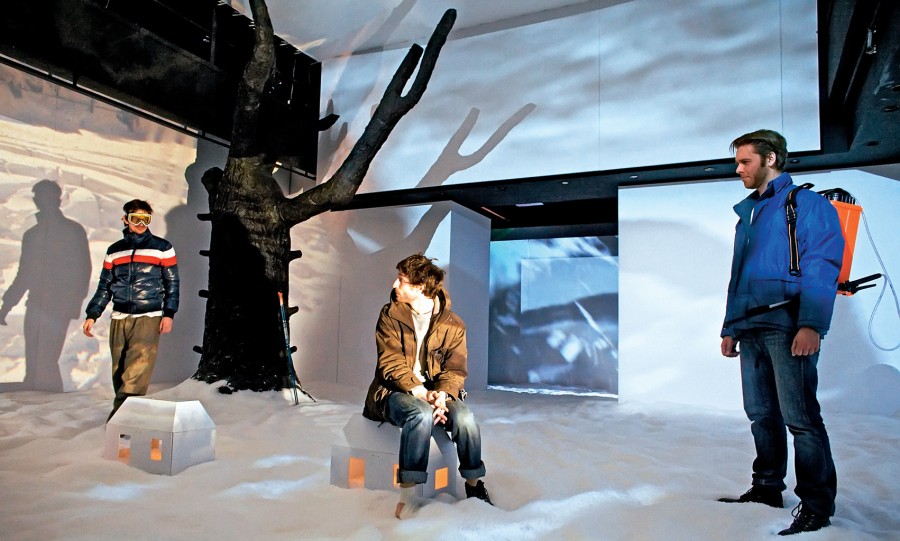 Zasypana pięknym sztucznym śniegiem scena z potężnym drzewem z boku jest rodzajem instalacji, w której aktorzy odgrywają swoisty koncert na trzy głosy