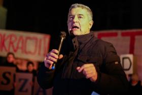 Z systemem, jaki wprowadza PiS, musi w dużej mierze walczyć to samo pokolenie, które kiedyś zmagało się z PRL, symbolem tego fenomenu jest Władysław Frasyniuk.