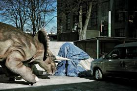 Dinozaur przed halą dawnej fabryki nici Odra czeka na transport do któregoś z parków jurajskich.