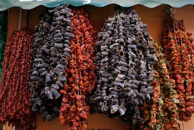 Sklepy, stragany i bazary są w Stambule na każdym kroku. Ale prawdziwe królestwo barw to bazar korzenny z ułożonymi w stosy bakaliami, kolorowymi przyprawami i sznurami suszonej papryki i bakłażanów.