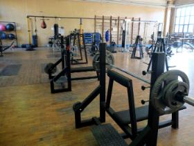 Żołnierze mają do dyspozycji halę sportową i niewielki basen, a przede wszystkim wielką salę przekształconą w świetnie wyposażoną siłownię.