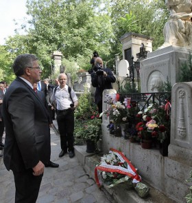 Podczas pobytu w Paryżu Bronisław Komorowski złożył kwiaty na grobie Fryderyka Chopina, który spoczywa na cmentarzu Pere Lachaise.
