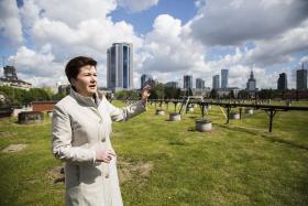 Pani prezydent na tle panoramy Warszawy.