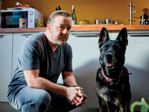 Ricky Gervais grający wdowca Tony’ego z suczką, która towarzyszy mu w serialu.