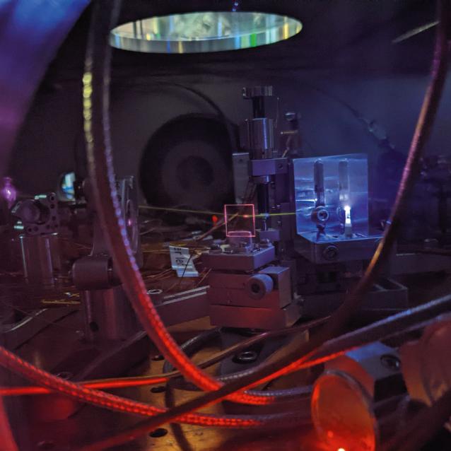 Laser mierzy częstotliwość przejść energetycznych w jądrze toru-229, które w ten sposób staje się rdzeniem zegara jądrowego.