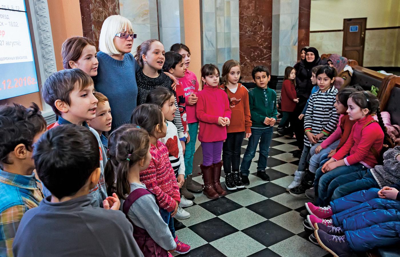 Marina Hulia z czeczeńskimi dziećmi na dworcu w Brześciu