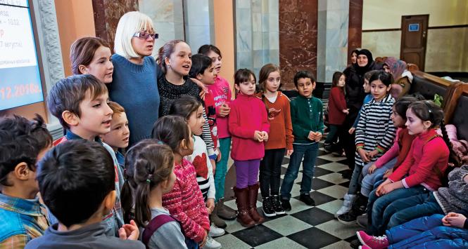 Marina Hulia z czeczeńskimi dziećmi na dworcu w Brześciu