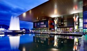 Centrum Kulturalno-Kongresowe KKL w Lucernie. Dzieło francuskiego architekta Jeana Nouvela. Projekt bardzo szybko się urzeczywistnił – prace zajęły zaledwie pięć lat (1995–2000). Co więcej, ogólny koncept udało się przedyskutować – i to nie raz – z mieszkańcami, którzy na każdym etapie budowy decydowali, co im się podoba, a co niekoniecznie. Nic dziwnego, że tuż przy Jeziorze Czterech Kantonów powstał obiekt, który idealnie wkomponowuje się w otoczenie. Nic też dziwnego, że szybko stał się jeszcze jednym symbolem miasta. Zresztą – podziałajmy na wyobraźnię – jego płaski dach ma powierzchnię, bagatela, 113 na 117 metrów. O wnętrze też zadbano – na potrzeby odbywających się tutaj koncertów i festiwali muzycznych zatroszczono się szczególnie o akustykę (zadania podjął się Amerykanin Russell Johnson).