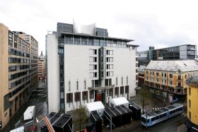 Gmach sądu miejskiego w Oslo obstawiły polowe studia dziennikarskie.