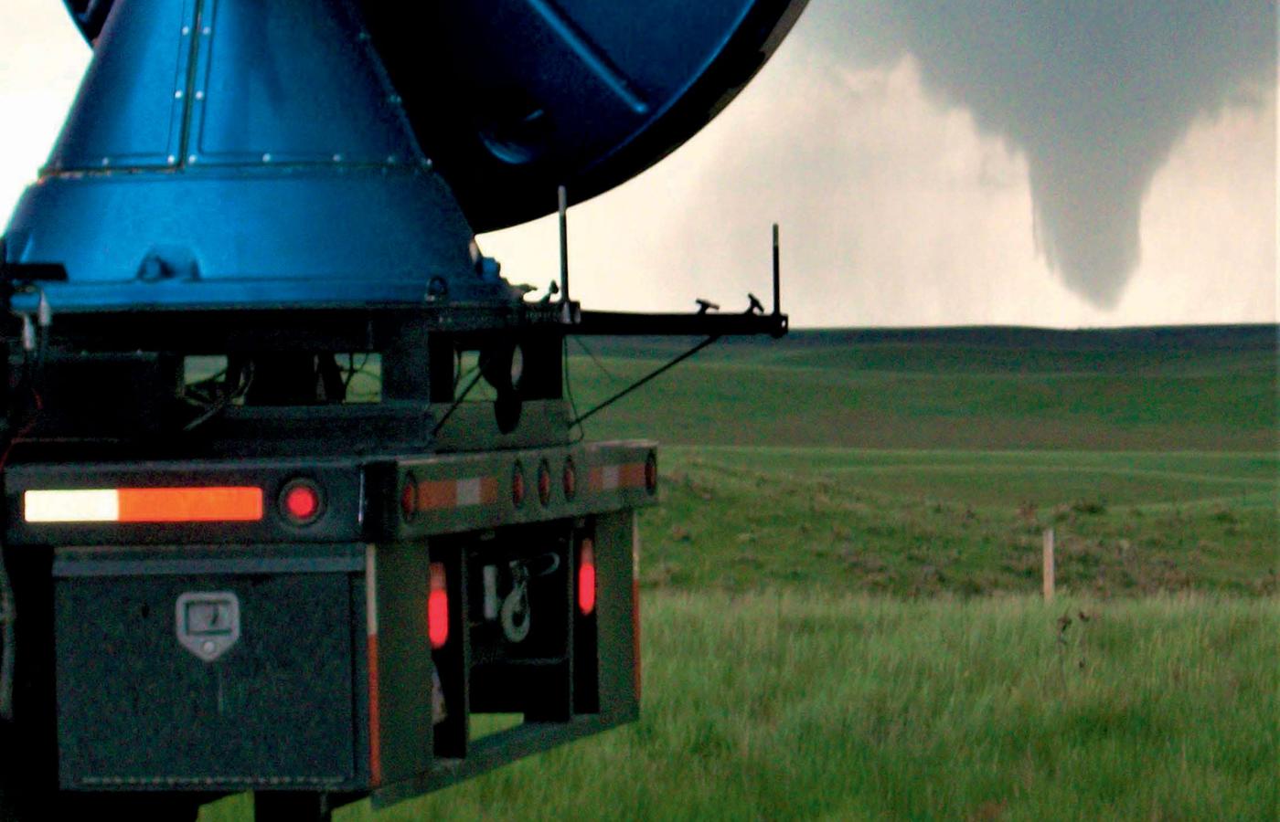 Mobilny radar dopplerowski obserwujący ­tornado w stanie Wyoming w USA.