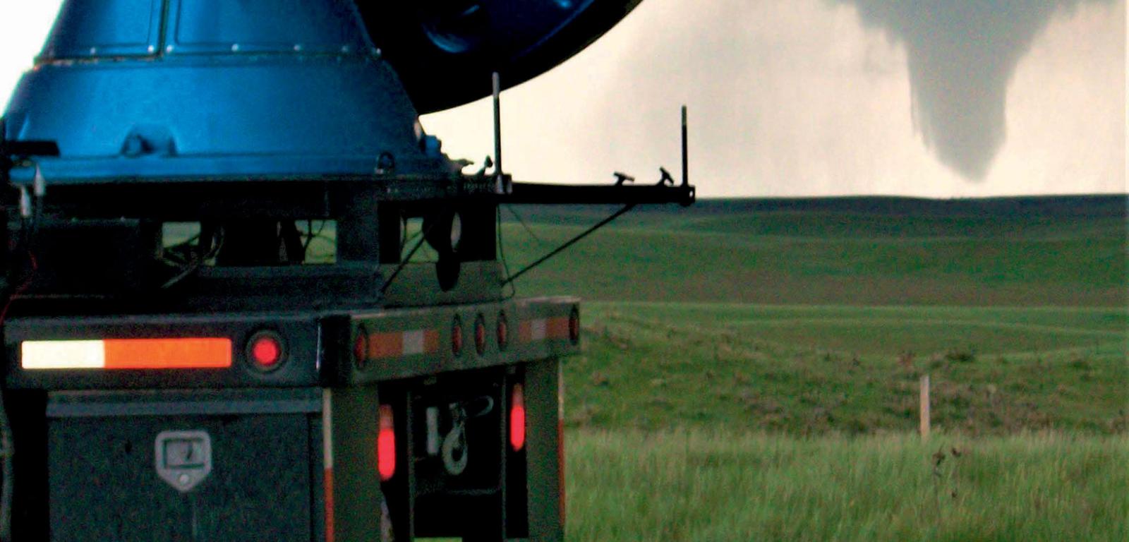 Mobilny radar dopplerowski obserwujący ­tornado w stanie Wyoming w USA.