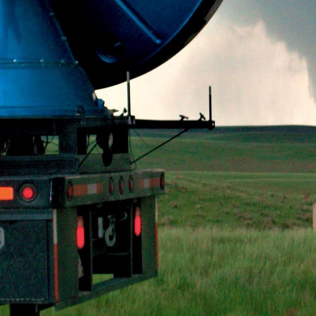 Mobilny radar dopplerowski obserwujący ­tornado w stanie Wyoming w USA.