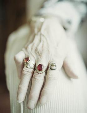 Ręka Marii B. Nocowałem u niej. 22 lata temu po śmierci męża, zaczęła wynajmować pokoje. Je się w jej kuchni. Śpi w jej pościeli. Każdy pierścionek wiąże się z inną osobą w jej życiu. Ten najważniejszy dla niej powstał ze stopienia ślubnych obrączek.