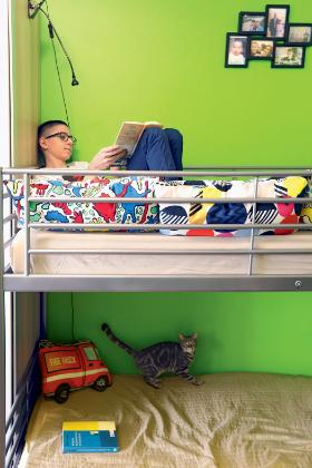 Najbardziej na świecie nie lubi podróży. Jeśli już, to tylko na elektroniczne targowiska.