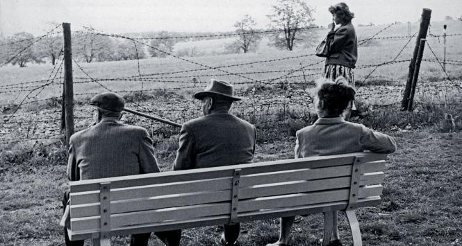 Grupka Niemców na granicy dzielącej ich państwo i Europę (żelazna kurtyna), Hoheheiss w górach Harzu, 1961 r.