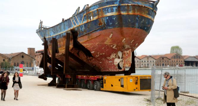 Wrak statku na Biennale w Wenecji