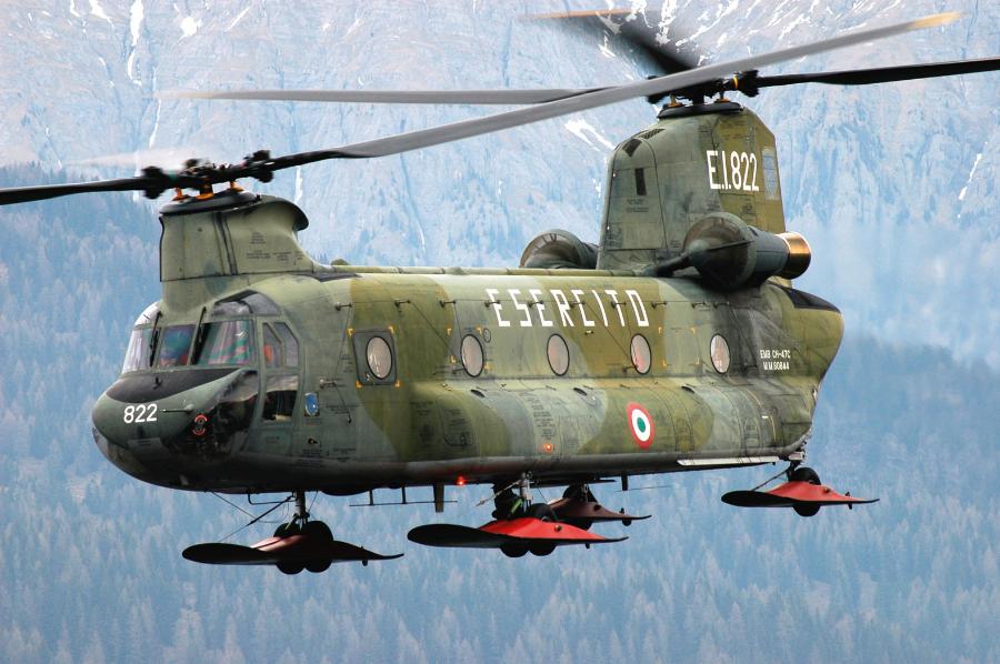 Chociaż AH-64 Apache i CH-47 Chinook (na fot.) konstrukcyjnie wywodzą się z okresu zimnej wojny, to ­liczne modyfikacje sprawiają, że oba typy ­jeszcze przez wiele lat będą służyć w armiach na ­całym świecie.