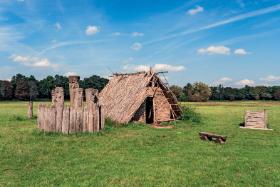 Rekonstrukcja wielkomorawskiego grodu w Pohansku.