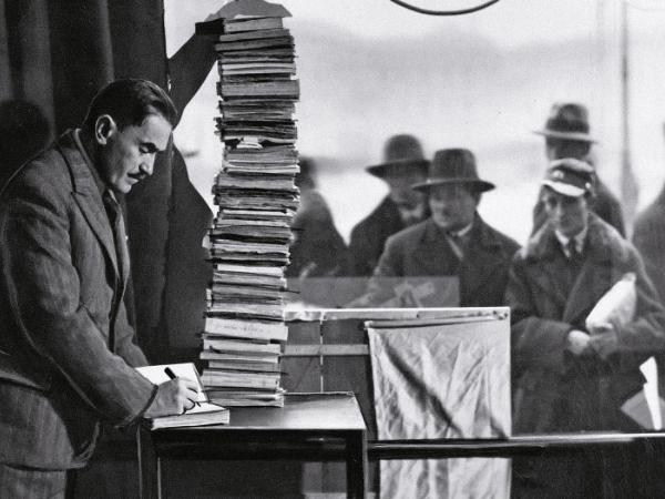 Tadeusz Boy-Żeleński podpisuje swoje książki w lokalu „Wiadomości Literackich” w Warszawie, 1932 r.