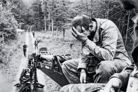 Fotoreportaż – I miejsce w kategorii ŚRODOWISKO. Jacek Kusz, „Dzikie życie”, Nad Wisłą 24.pl.Puszcza Białowieska. W 2017 r. polski rząd, pod pretekstem walki z kornikiem, zaczął wielką eksploatację Puszczy Białowieskiej. Trwające przez kilka miesięcy pokojowe protesty nie zdołały przerwać wycinki. Na zdjęciu Michał Książek, pisarz, poeta, ornitolog, z wykształcenia leśnik, przesiedział 10 godzin na ramieniu harwestera; lipiec–październik 2017 r.