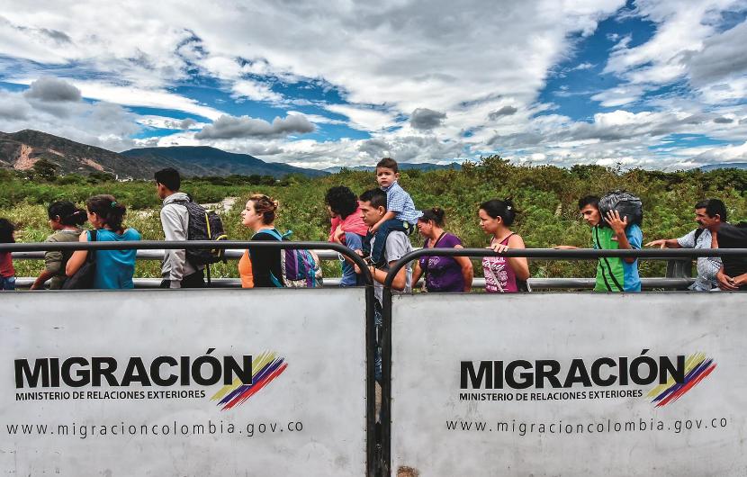 Most graniczny. Uchodźcy zmierzają z Wenezueli do Cucuty po kolumbijskiej stronie.