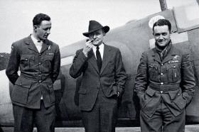 Mirosław FERIĆ (pierwszy z lewej) w bazie Northolt, 14 marca 1941 r.