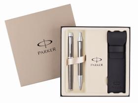 Pióro wieczne i długopis Parker IM PREMIUM GUN METAL CT są zdobione graficznym wzorem kratki. Mosiężny korpus pokryty jest błyszczącym lakierem w kolorze gun metal. Wykończenia chromowane. Cena: 164 zł www.parkersklep.pl