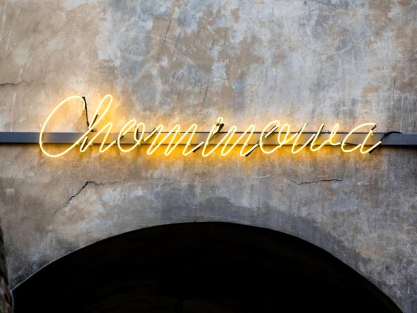 Neon z nazwiskiem Chominowej w Lublinie