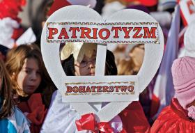 Dr Michał Bilewicz: Psychologia definiuje patriotyzm jako jako pozytywny stosunek do własnego narodu. A  nacjonalizm to dodatkowo negatywne ustosunkowanie do innych narodów.