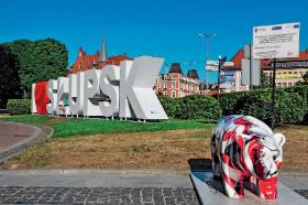 Prezydent Słupska organizuje w szkołach lekcje konstytucji, ucząc młodych obywateli swego miasta, że źródłem prawa w Polsce jest ustawa zasadnicza.