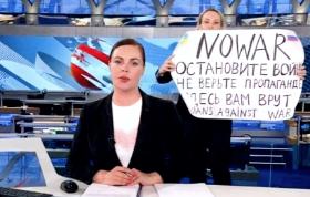 Antywojenny protest Mariny Owsjannikowej w rosyjskiej telewizji Kanał 1.