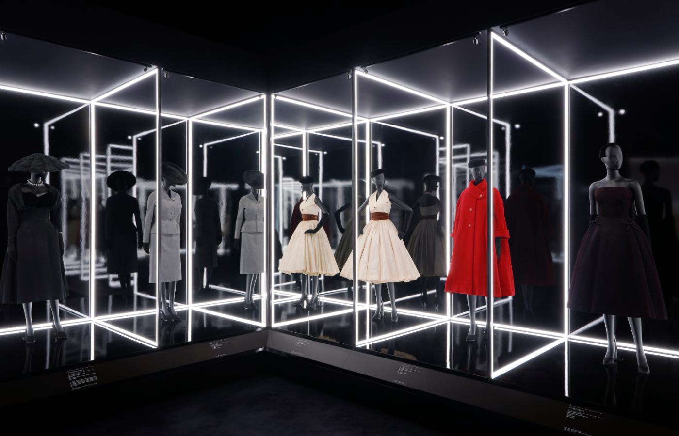 Sekcja „Dior Line”, klasyczne projekty Christiana Diora